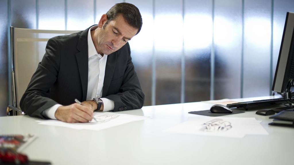 El lápiz y el papel siguen siendo fundamentales a la hora de diseñar un coche.