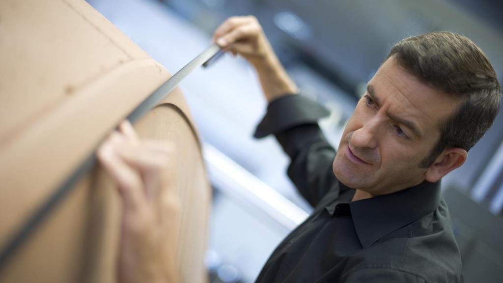 Mesonero-Romanos en pleno trabajo con una maqueta de arcilla.