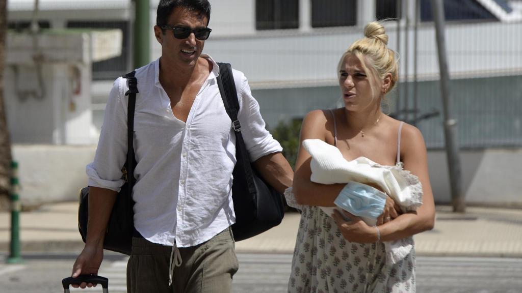 Hugo y Sierra e Ivana Icardi saliendo del hospital con su pequeña en brazos.