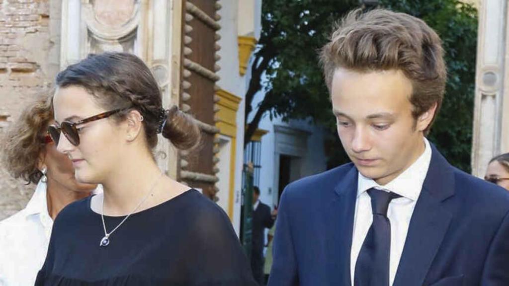 Victoria de Hohenlohe, en la imagen junto a su hermano Alexander, es la noble más titulada del mundo.