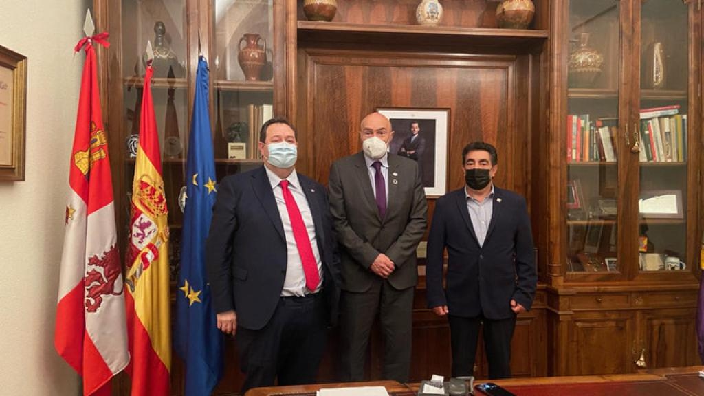 José María Torres, acompañado por Benjamín Crespo y José Vicente Martín Galeano