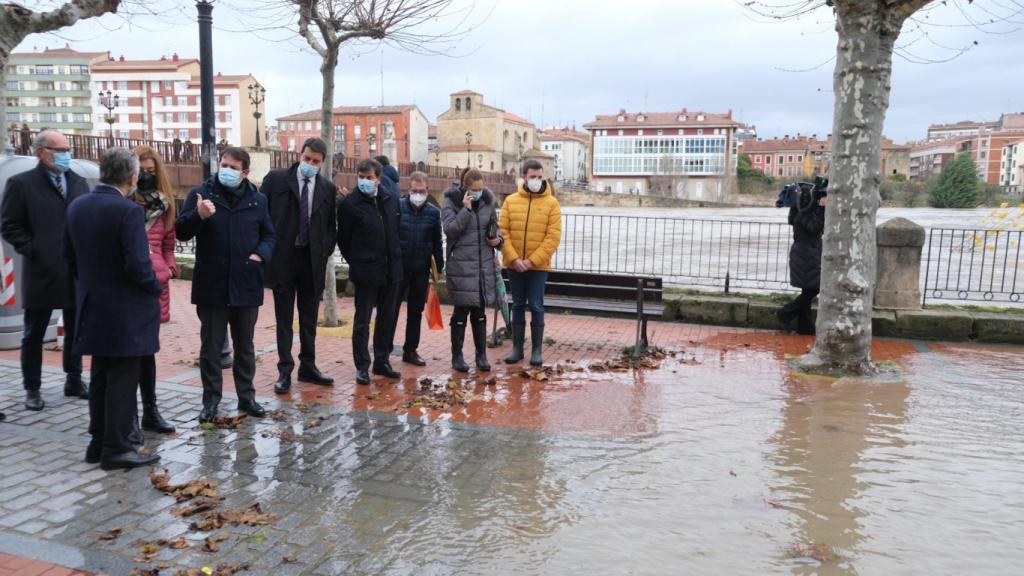El presidente de la Junta de Castilla y León, Alfonso Fernández Mañueco, ha acudido hoy junto a la alcadesa de Miranda de Ebro, Aitana Hernando, a la ribera del Ebro ante la crecida del caudal del río