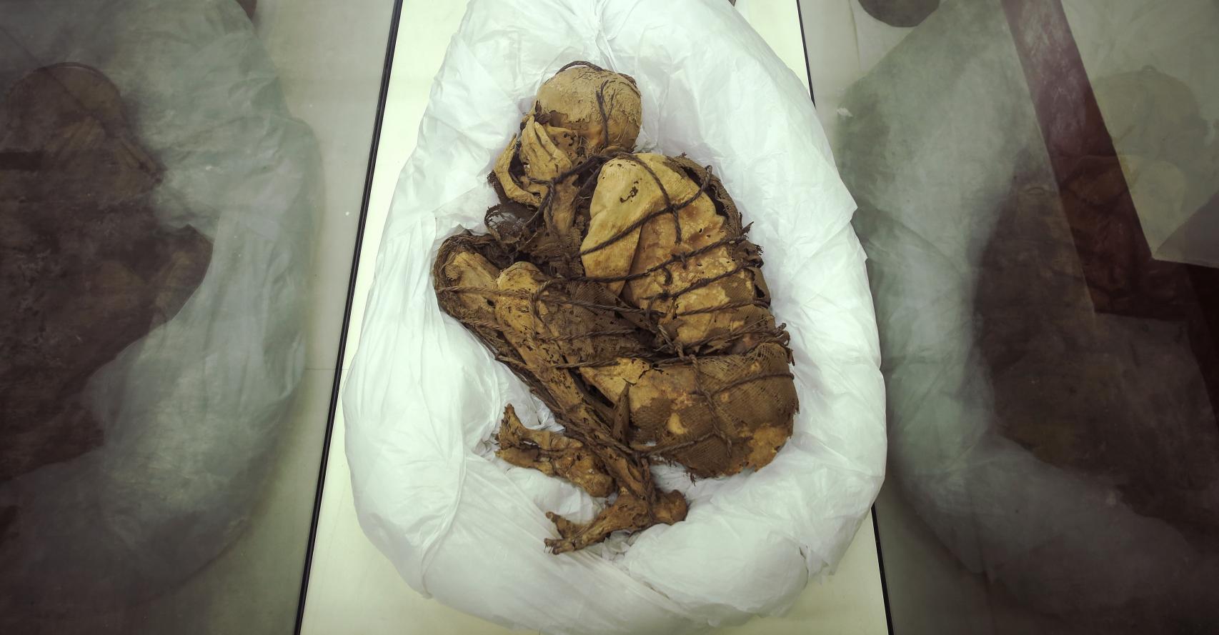 Vista desde arriba del hombre momificado.