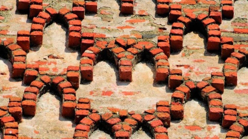 Detalles de la decoración del alminar de Salares.