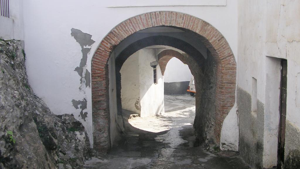 La calle del Arroyo Bajo de Arenas mantiene un paso en arco.