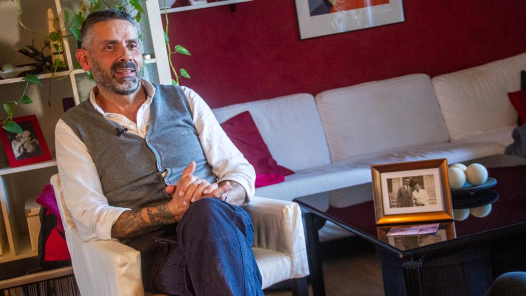 David Landazábal, delegado en Madrid de Stop Accidentes, en el salón de su casa, situada en Colmenar Viejo.