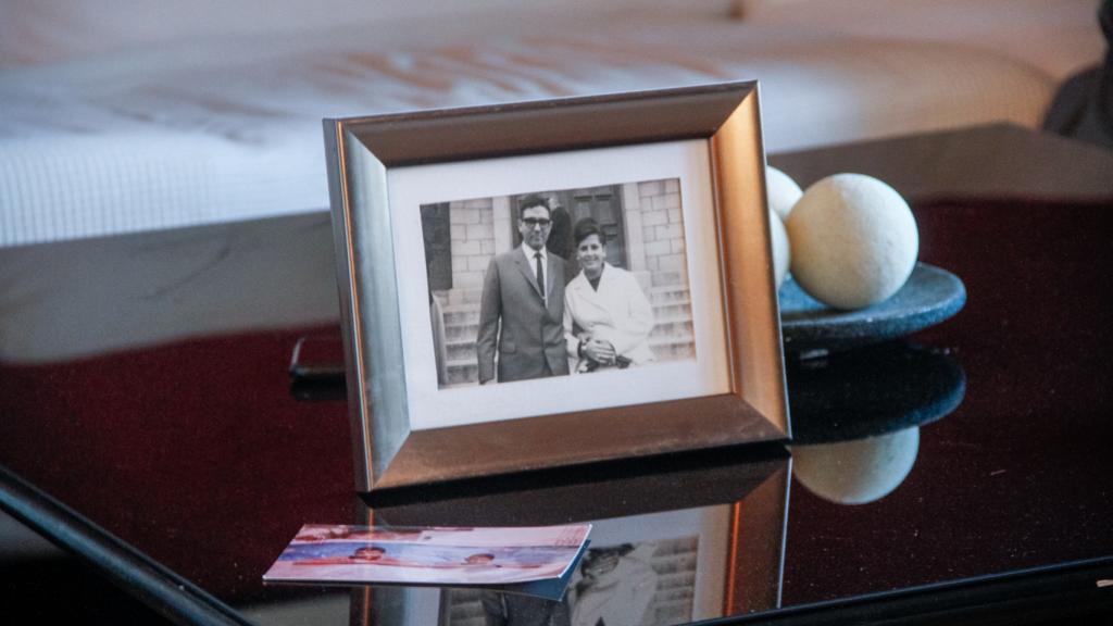 Cuando David tenía 19 años, perdió a sus padres en un accidente causado por otro conductor.