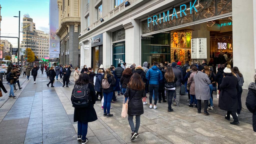 Clientes se aglomeran en la entrada de la tienda de la cadena irlandesa en el centro de la capital.