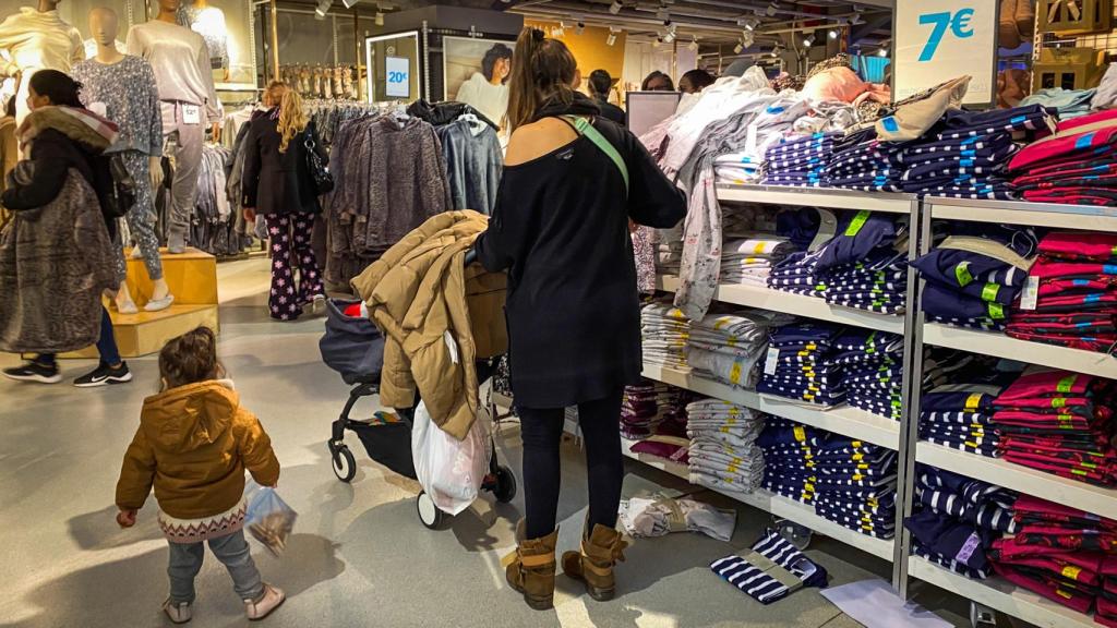 Una clienta mira objetos en un aparador.