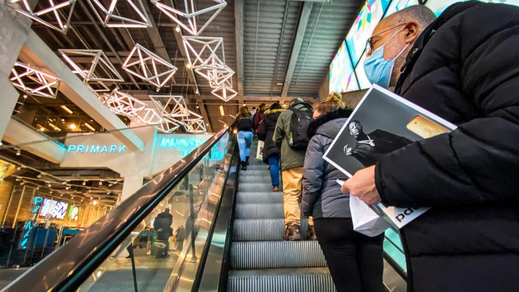 Escaleras mecánicas en el interior de la tienda.