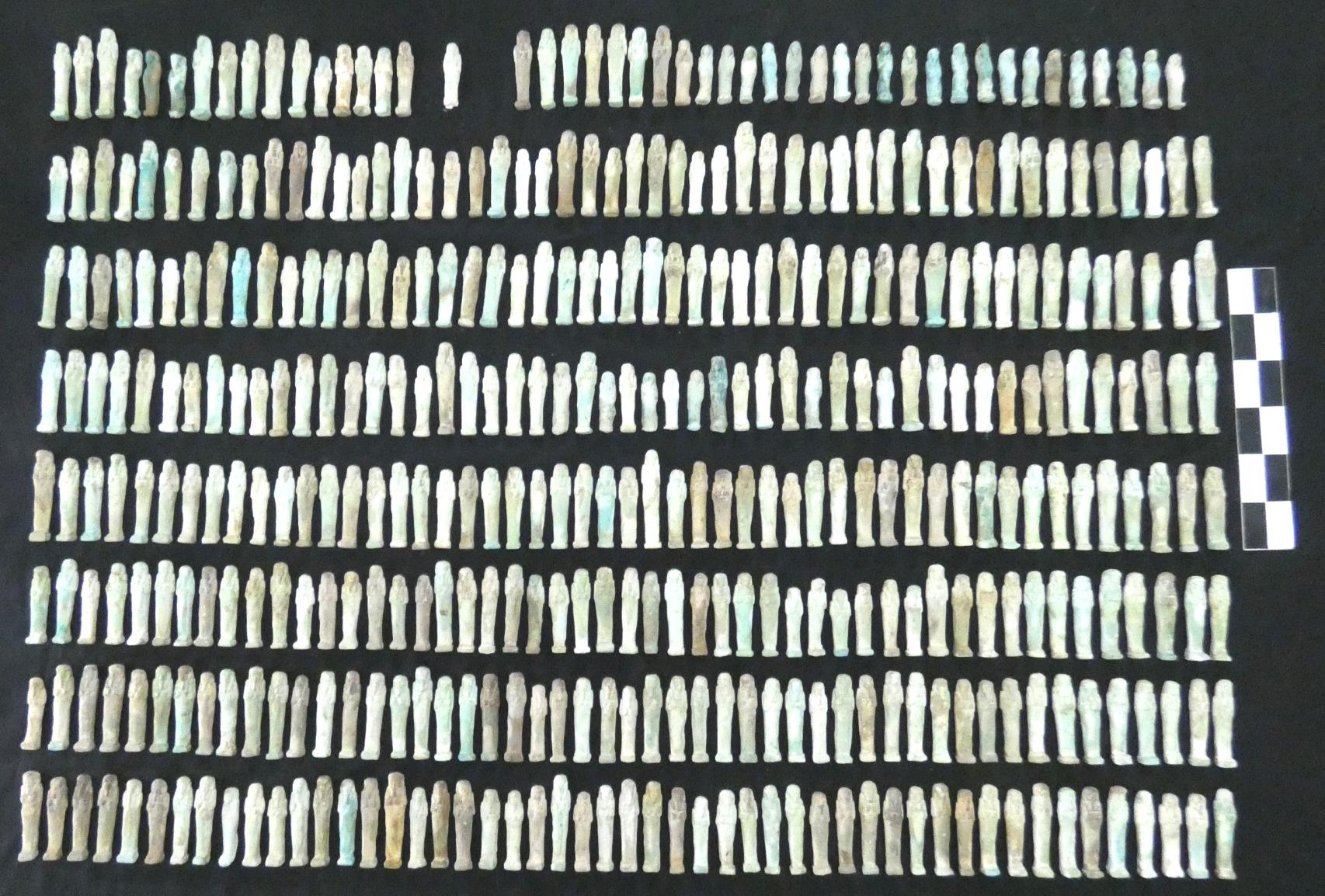 Los ushebtis recuperados en el enterramiento saíta.