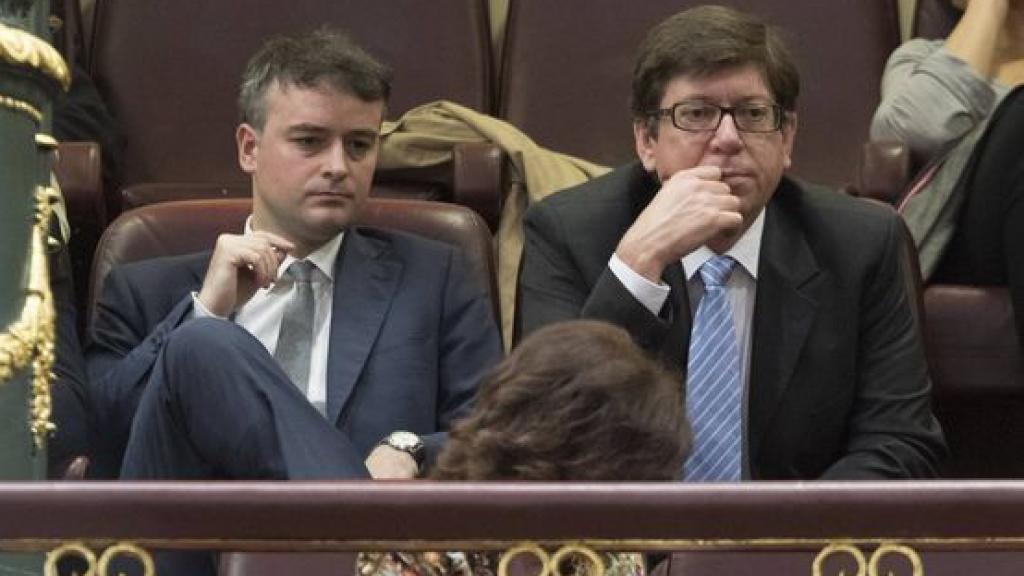 El actual presidente del Hipódromo de La Zarzuela, Paco Salazar (derecha), junto a Iván Redondo en el Congreso.