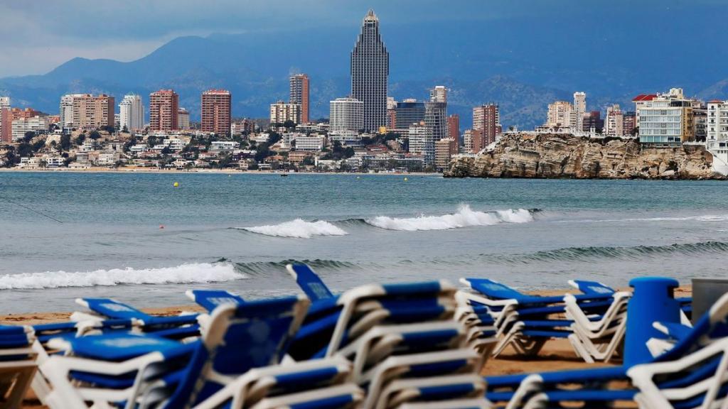 Hamacas vacías en la playa de Poniente de Benidorm, en imagen de archivo.