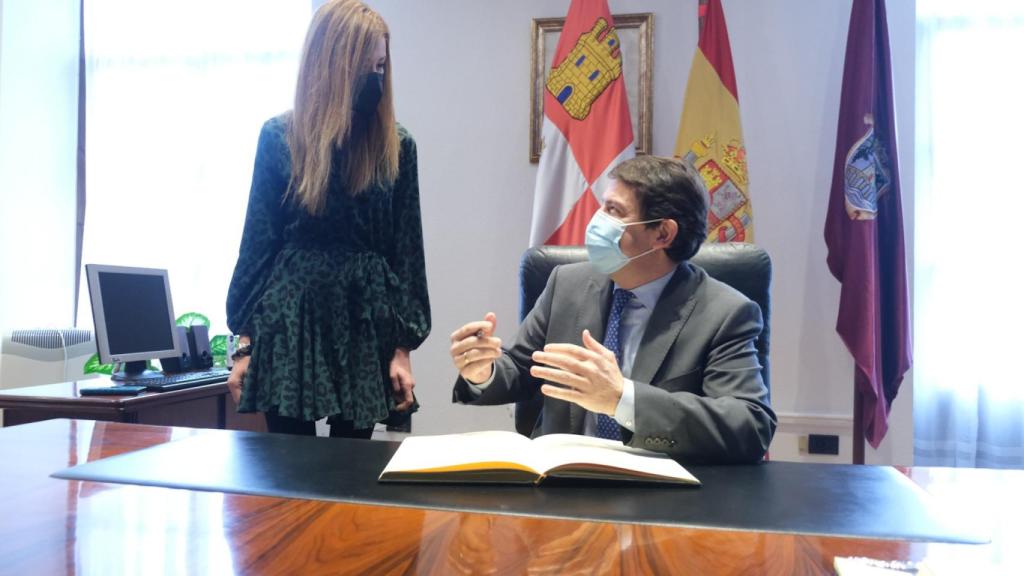 Mañueco con la alcaldesa de Miranda, Aitana Hernando