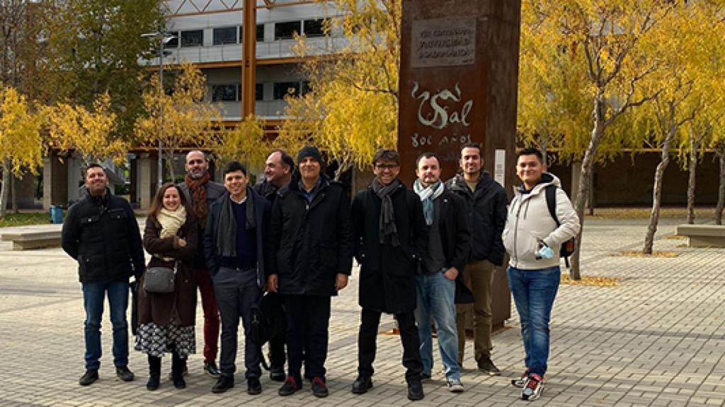 Los participantes en el encuentro posan en el Campus Miguel de Unamuno