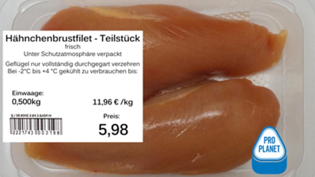 Pechuga de pollo alimentado con espirulina, empaquetada para su venta en grandes superficies.