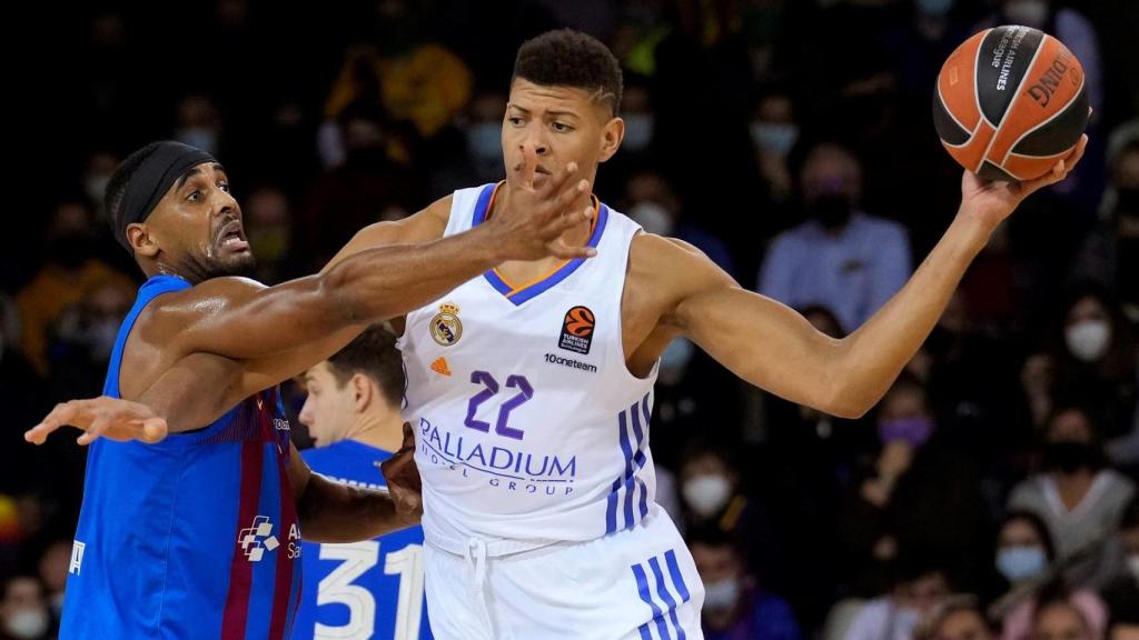 Brandon Davies, en acción con Edy Tavares en El Clásico de la Euroliga 2021/2022