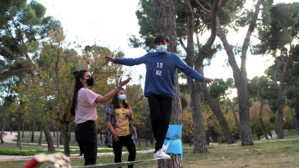 Niños jugando en el parque dentro del proyecto 'Soy Cometa'