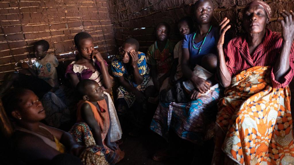 A la derecha de la imagen, Betune Ngave cuenta lo que ha vivido en los últimos años.