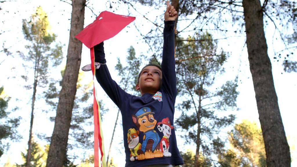Niño jugando en el parque dentro del proyecto 'Soy Cometa'.