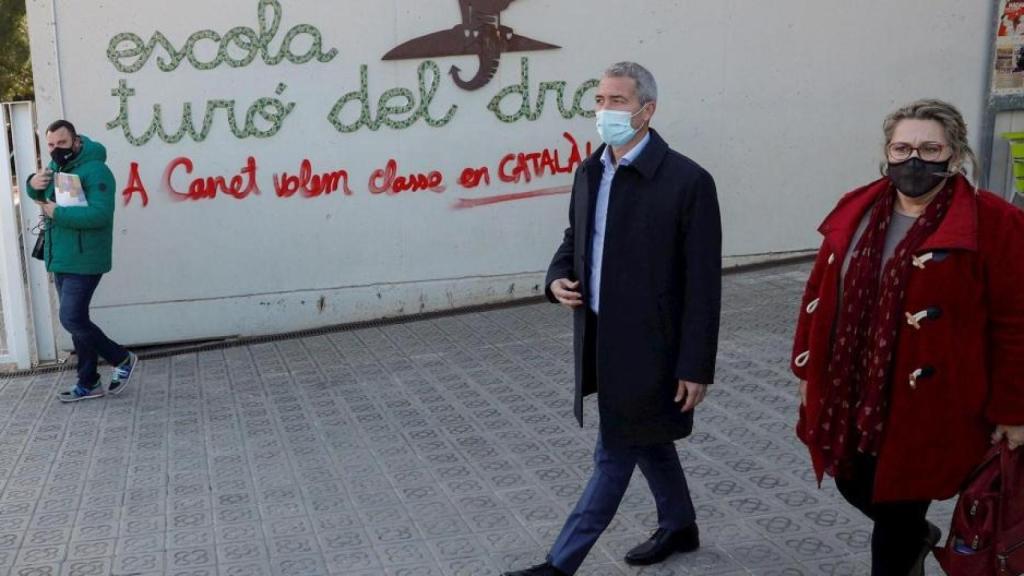 El 'conseller' de Educación de la Generalitat, Josep Gonzàlez Cambray, en  la escuela de Canet de Mar.