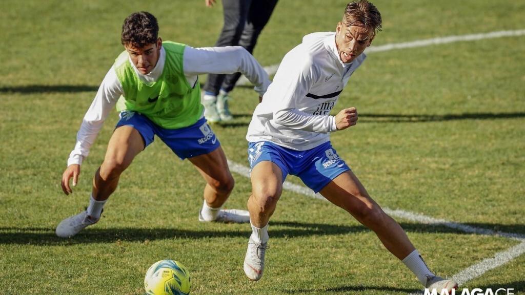 Paulino y Andrés Caro en uno de los entrenamientos del Málaga CF.