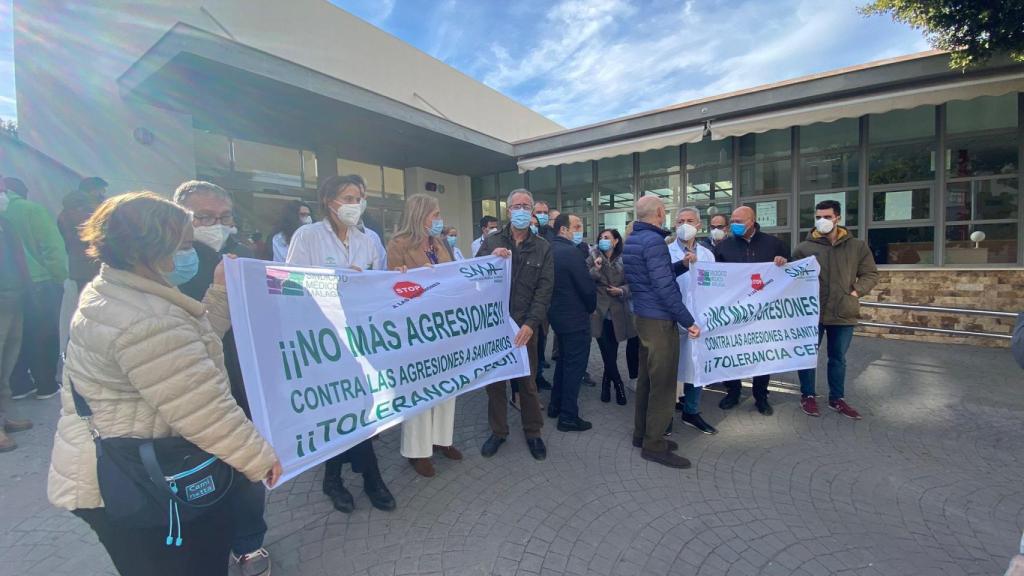 Concentración en contra de una agresión a un sanitario en un centro de salud de Málaga.