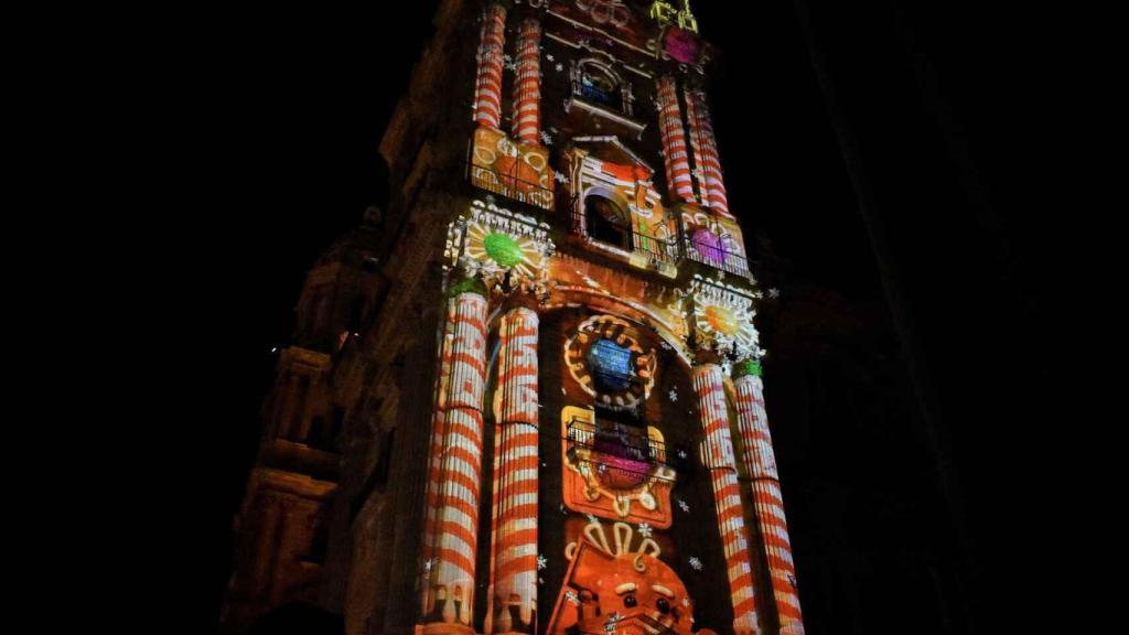 Imagen del espectáculo de luces en la Torre Sur de la Catedral de Málaga.