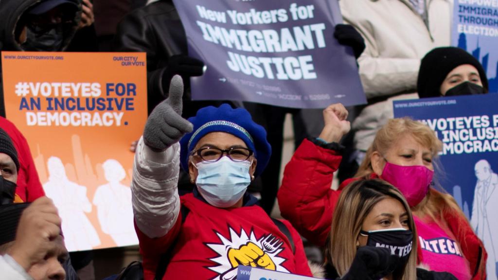 Manifestantes a favor de la ampliación del voto en Nueva York.