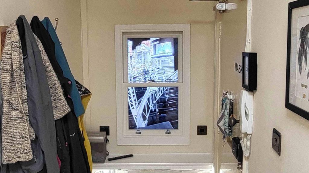 La ventana artificial que cambia de paisaje con un mapa.