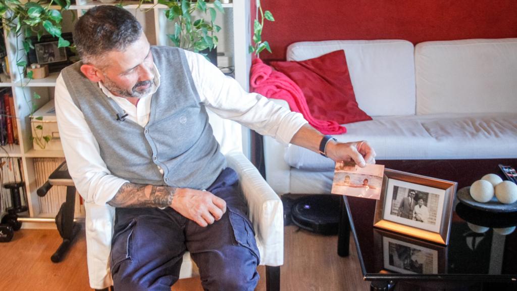 David Landazábal muestra imágenes de sus padres y de su hermano, quienes fallecieron en accidentes de tráfico.