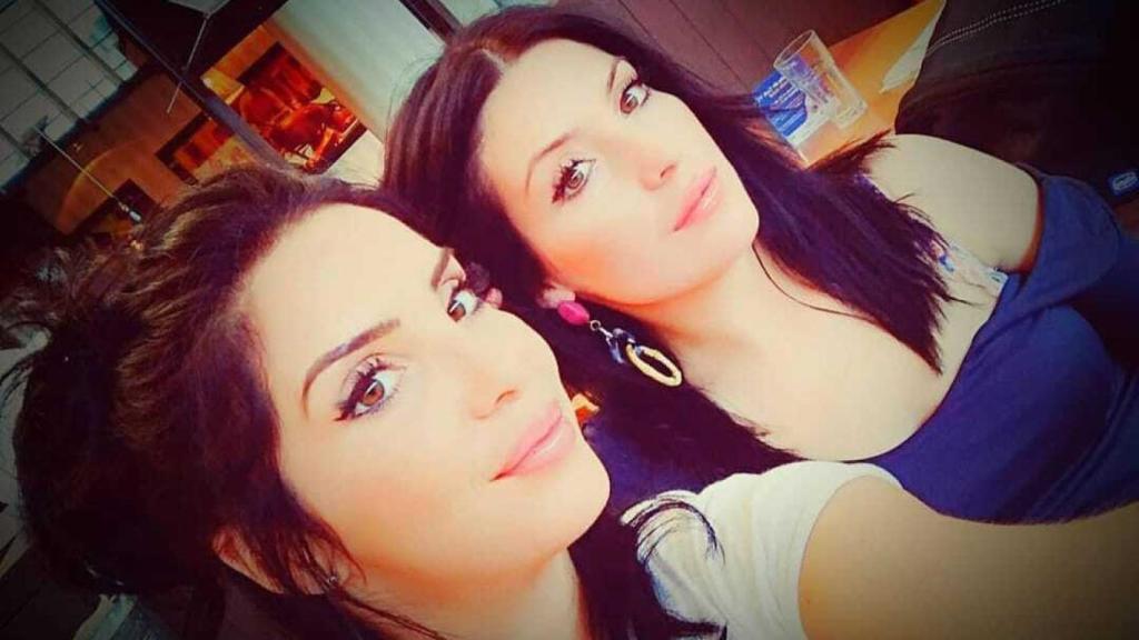 Sara, en primer plano, junto a su querida hermana, Nora.