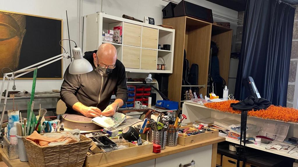 Jean Marc Van Loo trabajando en su taller en Vigo.
