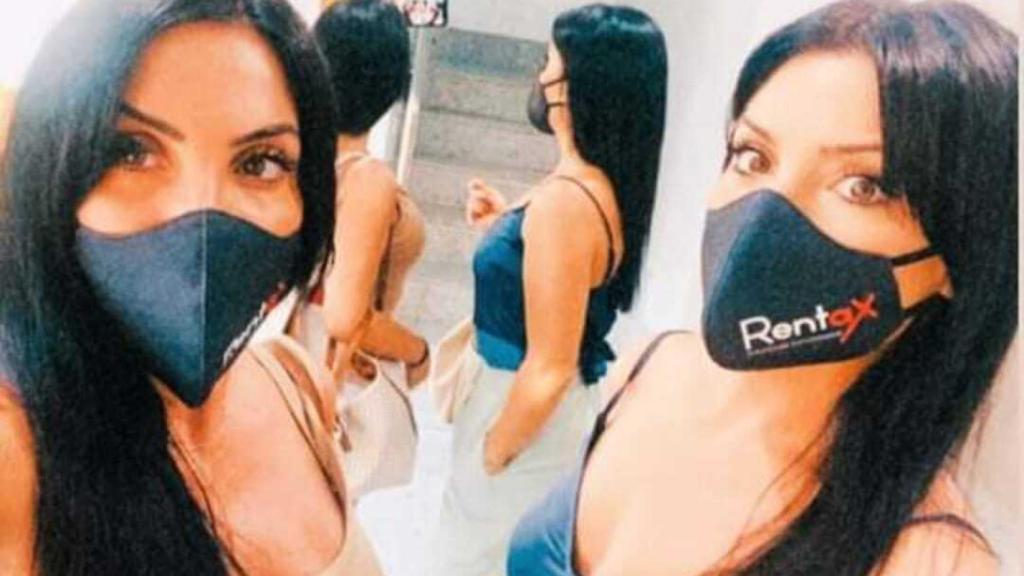 Sara y Nora, posando juntas.