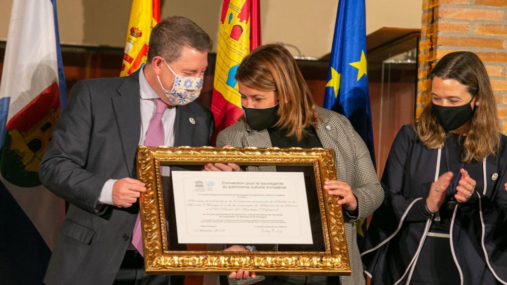 Emiliano García-Page, presidente de Castilla-La Mancha, y Tira García Elez, alcaldesa de Talavera, sostienen el certificado.