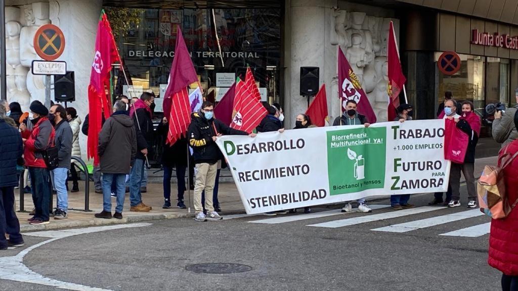 Un momento de la concentración frente a la Delegación Territorial de la Junta en la capital zamorana