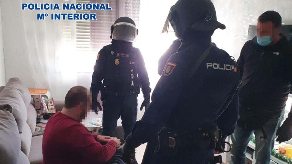 El hombre, al ser arrestado la semana pasada por los agentes.