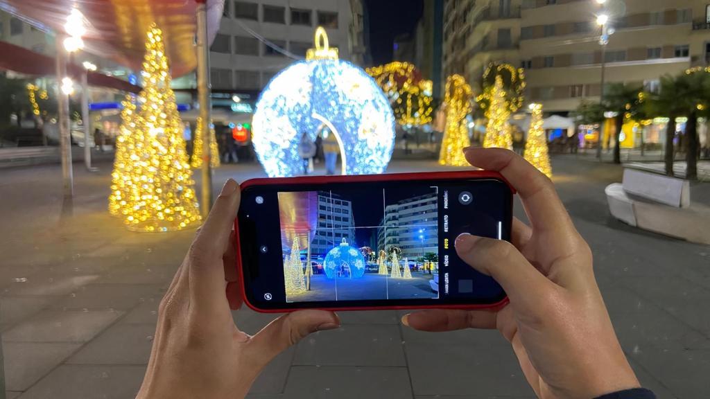 Iluminación navideña de la Plaza Roja, en Santiago.