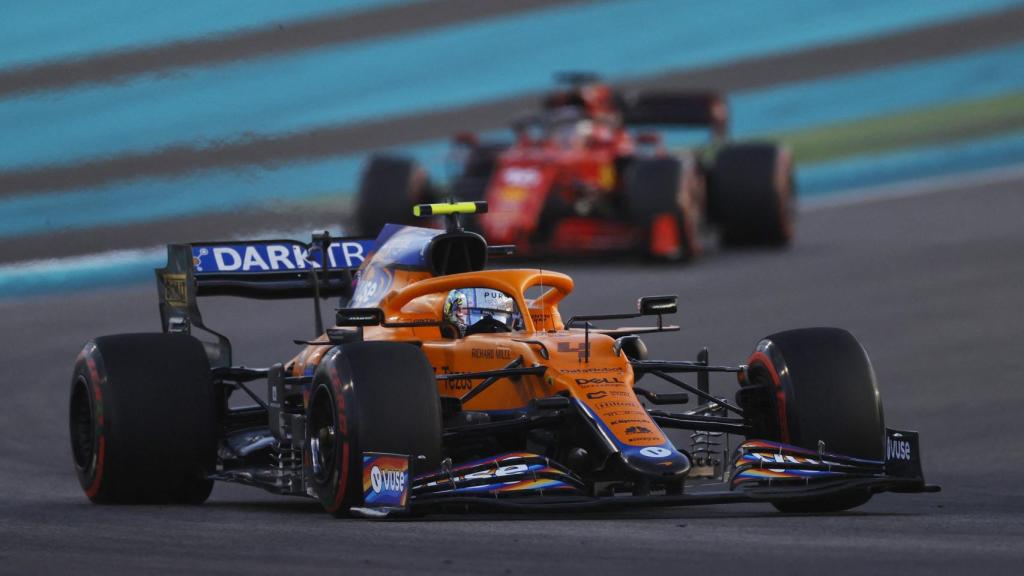 Norris rodando por delante de Carlos Sainz