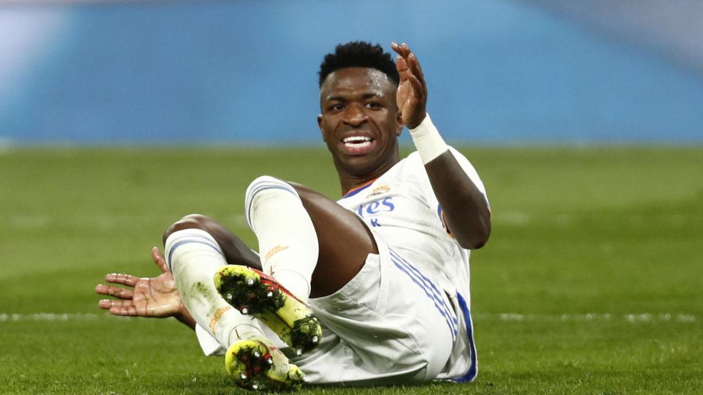 Vinicius, tendido en el suelo tras chocar contra un jugador del Atlético de Madrid
