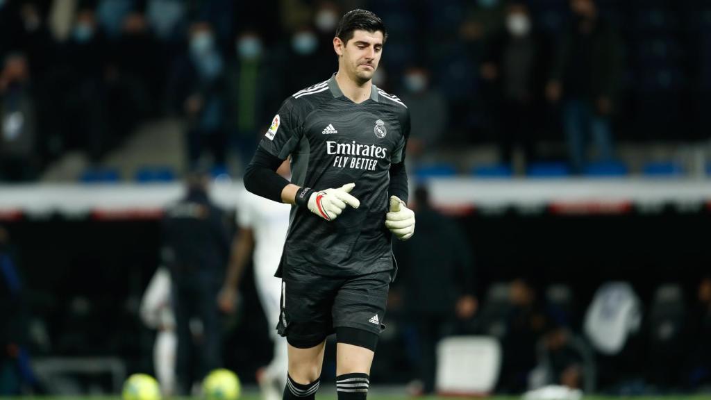 Thibaut Courtois, durante el partido entre el Real Madrid y el Atlético en el Santiago Bernabéu.