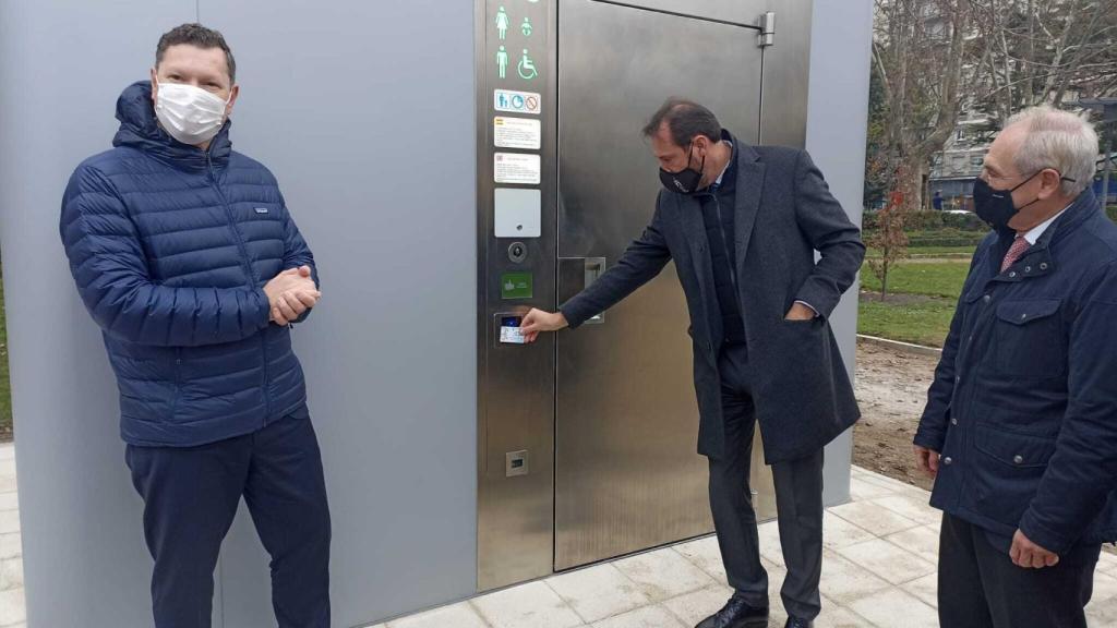 Óscar Puente abriendo el aseo con la tarjeta del bonobús