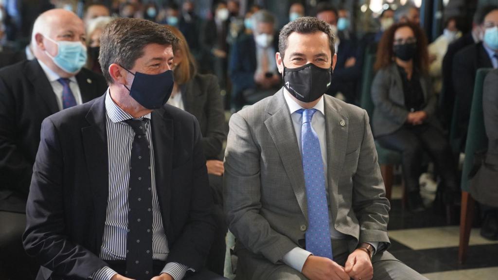 Juanma Moreno y Juan Marín, durante el acto de presentación del Decreto-ley