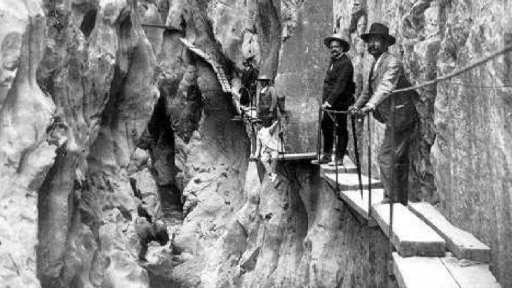 Imagen histórica del Caminito del Rey.