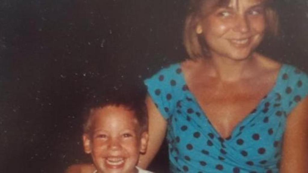 El actor Román Reyes, de niño, en una fotografía que compartió junto a su madre para denunciar su situación.