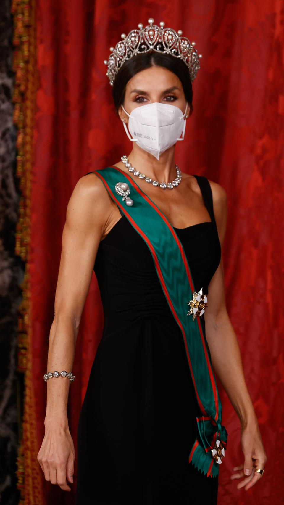 La reina Letizia con la tiara rusa y vestido de Armani en el Palacio Real de Madrid.