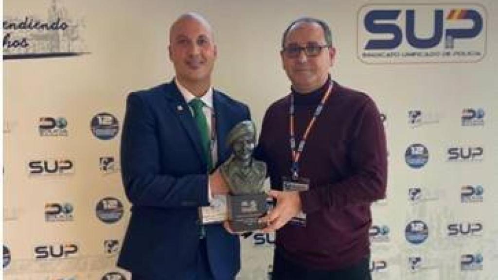 Francisco J. Illera Hernández recibe el Premio a los Valores