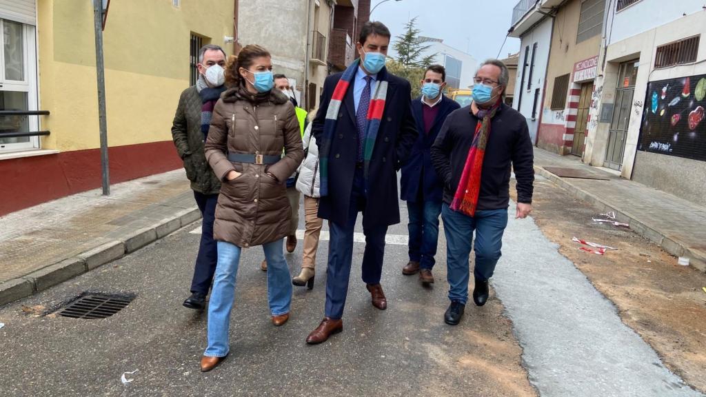 El consejero de la Presidencia, Ángel Ibáñez, durante el recorrido por San José Obrero con el alcalde de Zamora, Francisco Guarido