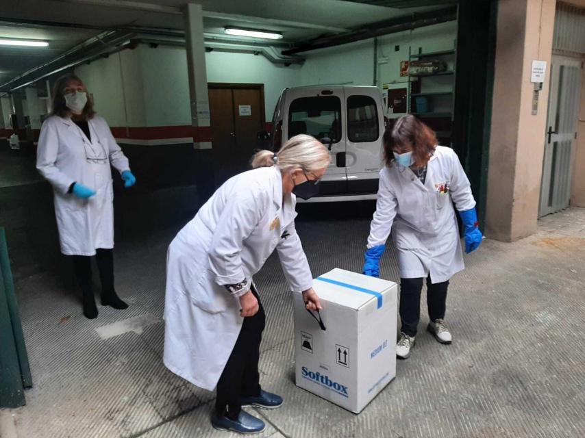 Uno de los paquetes que han llegado con las dosis de la vacuna contra la COVID para niños