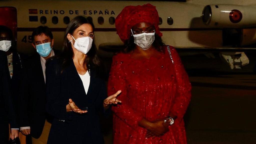 La reina Letizia con la primera dama de Senegal a su llegada a Dakar este domingo.